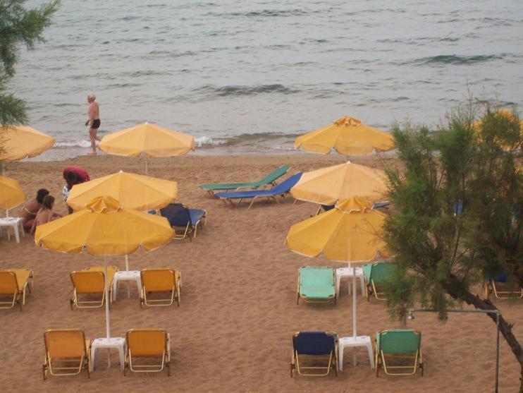 Kato Stalos Beach Bilik gambar