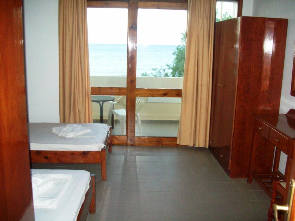 Kato Stalos Beach Luaran gambar